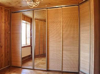 Шкаф-купе 027 с бамбуком и зеркалами