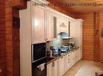 Кухонный шкаф 029 на даче белые шкафчики и мраморная столешница