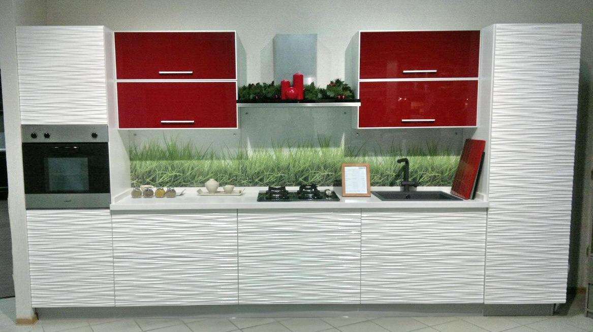 Кухонные шкафы 011 - 3Д фасад в сочетании с красным стеклом - вид спереди