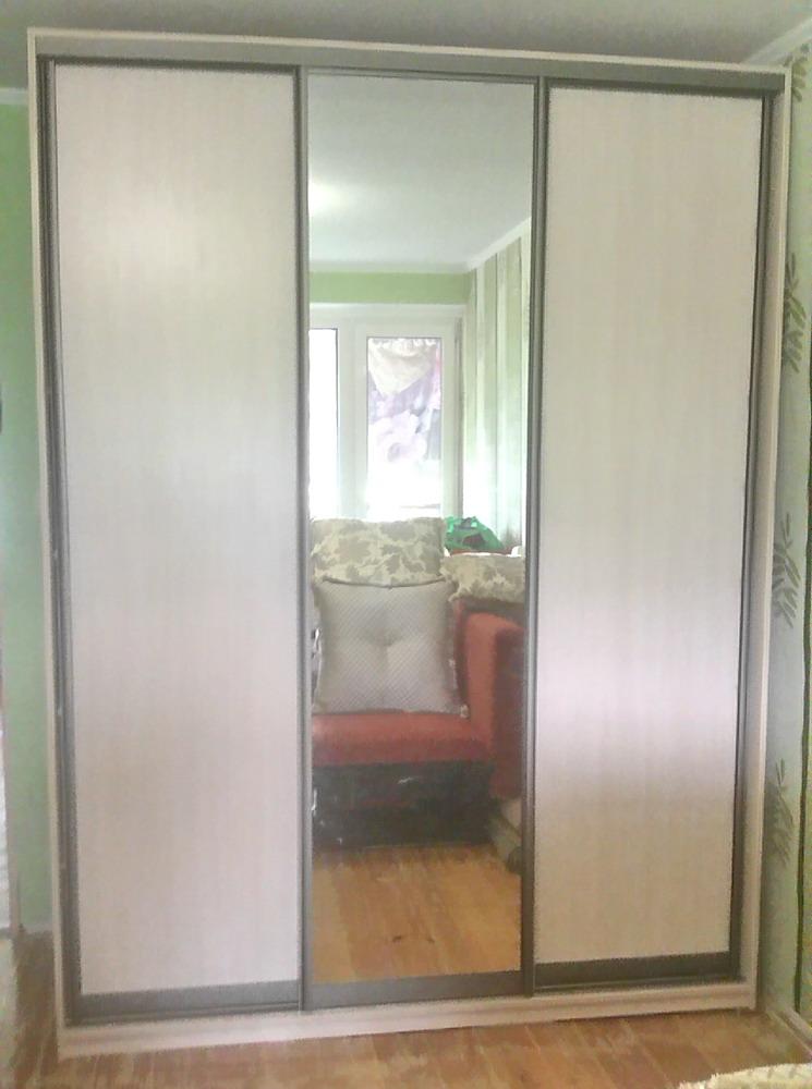 Шкаф-купе 051 простой с одной зеркальной дверцей